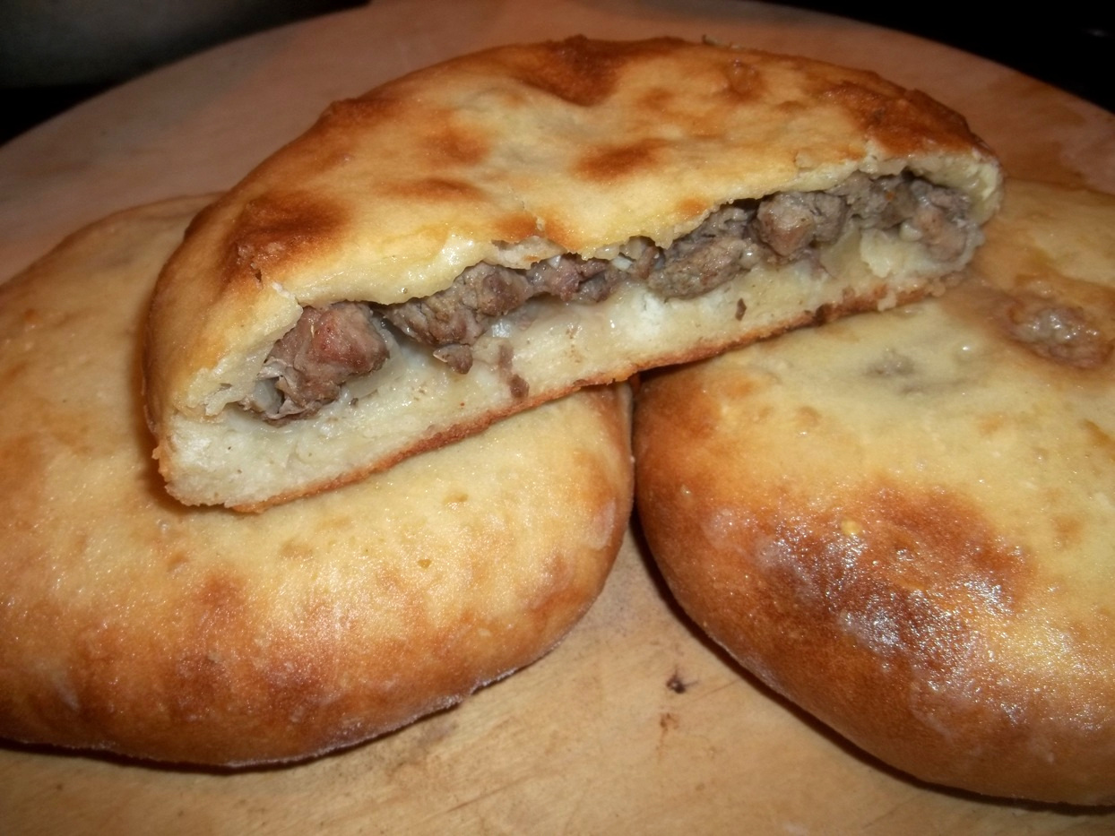 A cut Svan kubdari showing its meat filling