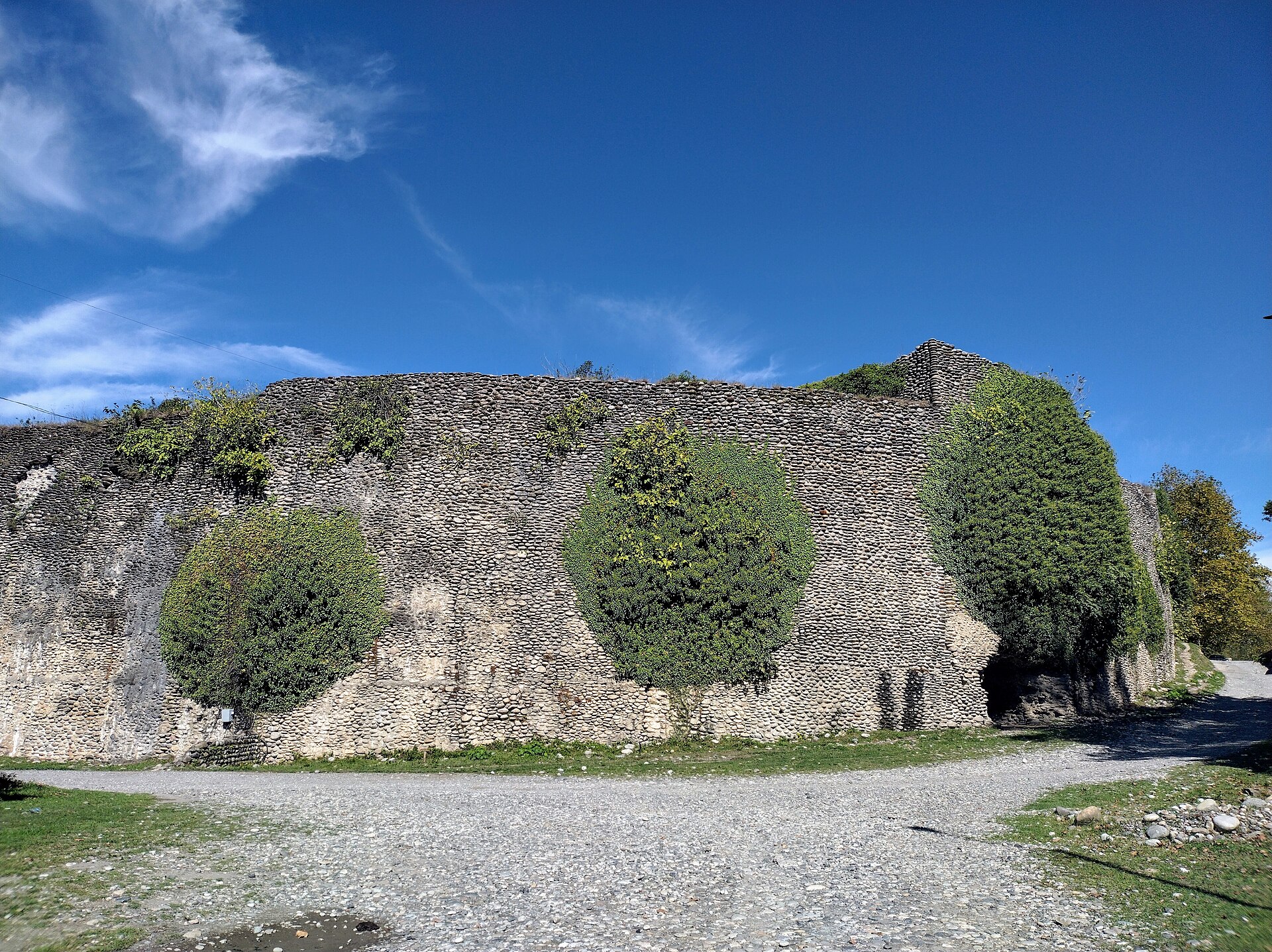 Rukhi fortress - outer wall